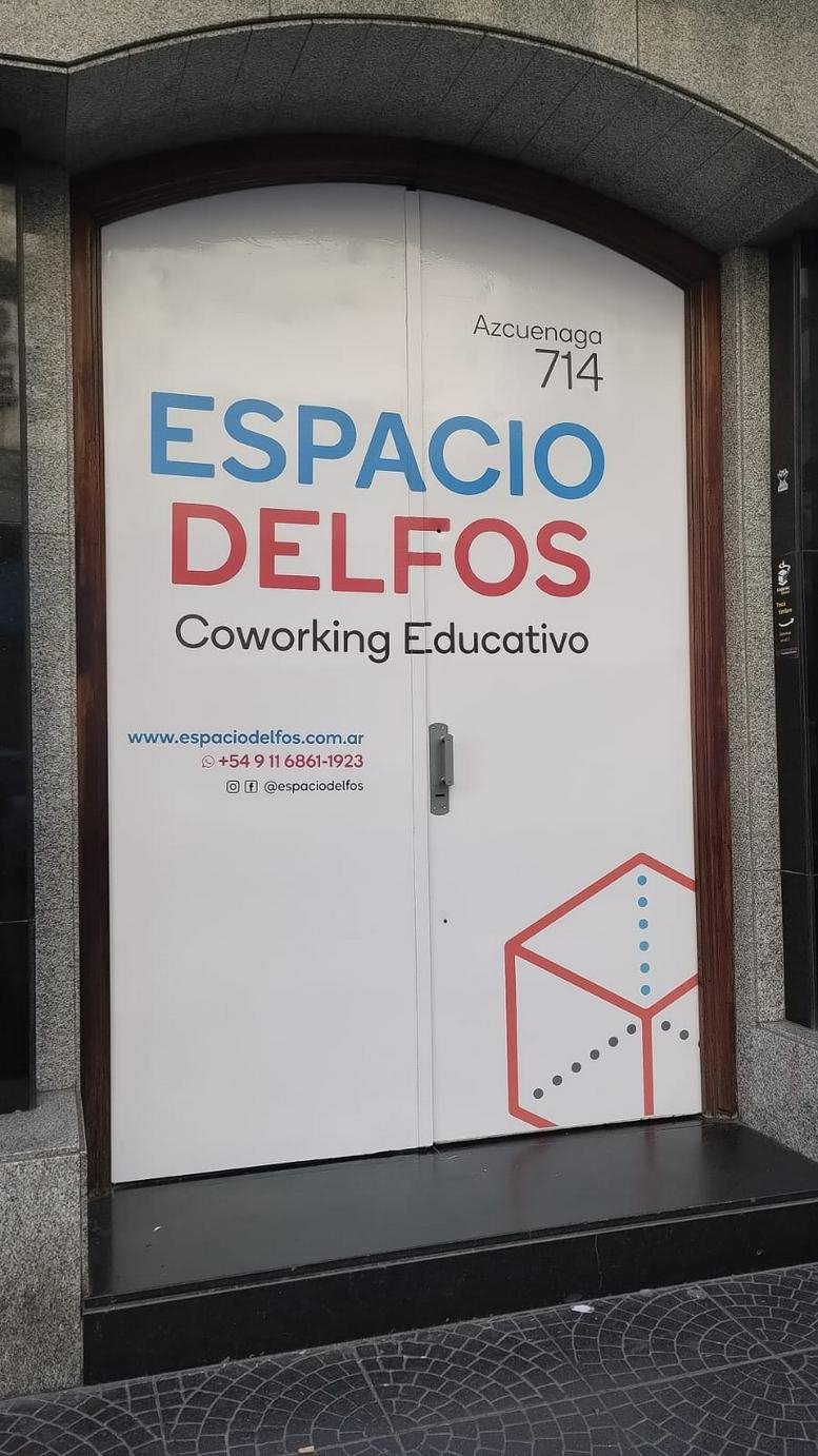 Exterior view of the white entrance doors for Espacio Delfos at Azcuenaga 714.
