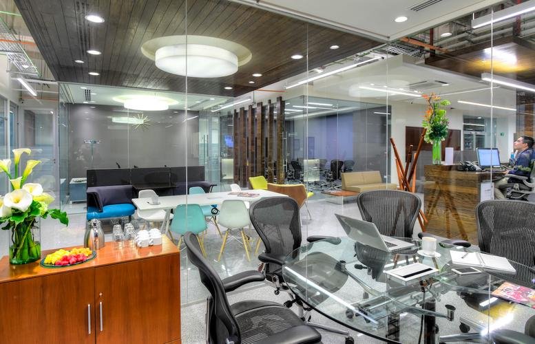 Spacious interior of Boulevard Adolfo Ruiz Cortines 1344 featuring varied seating zones and warm wood finishes.