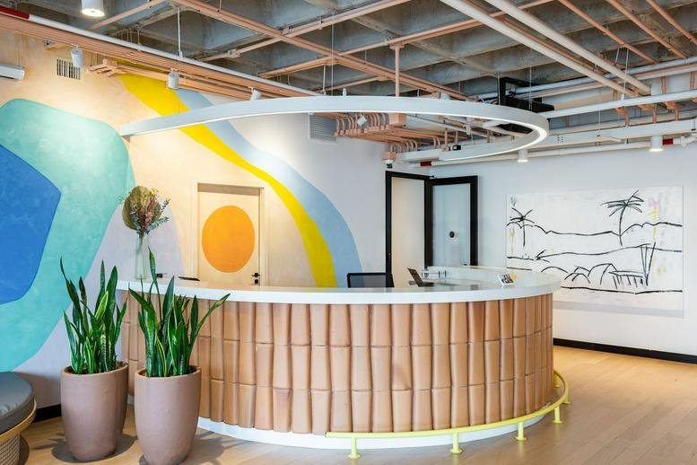 Colorful reception area at Boulevard Shopping, Avenida dos Andradas 3000 with a wood-paneled desk and mural.