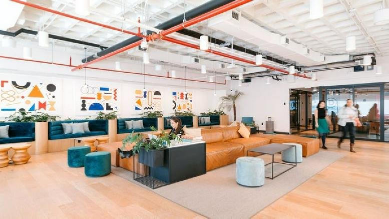 Spacious lounge area at Torre 2, Calle 127a No. 53a-45 featuring a large leather sectional and vibrant wall art.