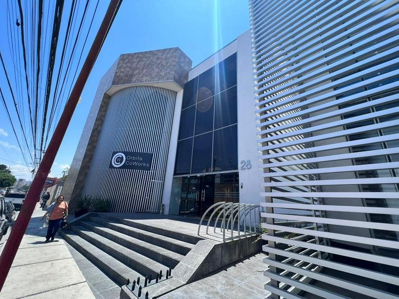Exterior view of the modern glass and stone building at Calle Ignacio Pérez Sur 28.
