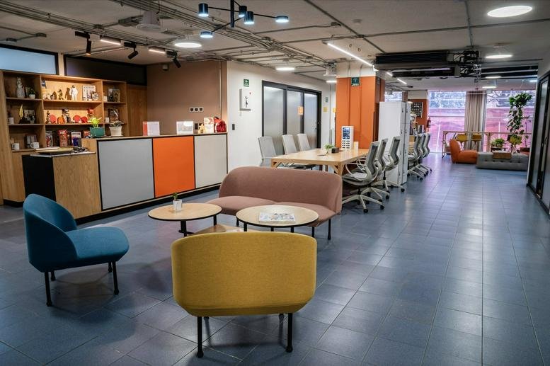 Spacious reception area and lobby with colourful seating at Calzada General Mariano Escobedo 438.