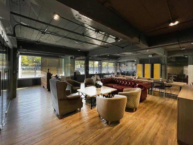 Vibrant lounge at Circuito Circunvalación Poniente 149, Ciudad Satélite, with leather sofas and armchairs.