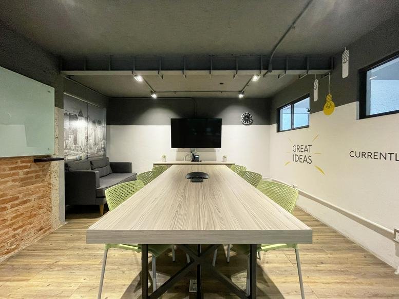 Professional meeting room at Circuito Circunvalación Poniente 149, Ciudad Satélite, Naucalpan de Juárez.