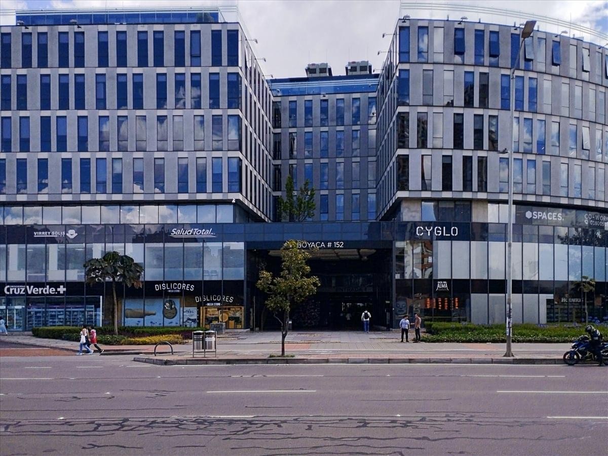 Exterior facade of the contemporary office building at Colina Campestre, Carrera 59No. 152-25.