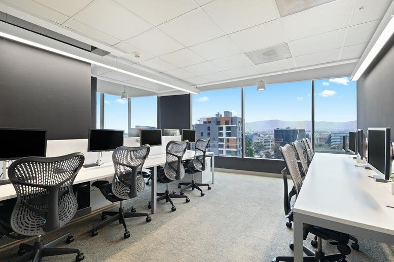The reception area at Diagonal 6 10-50 Zona 10, Nivel 16 Oficina 1601 with views of Guatemala City.