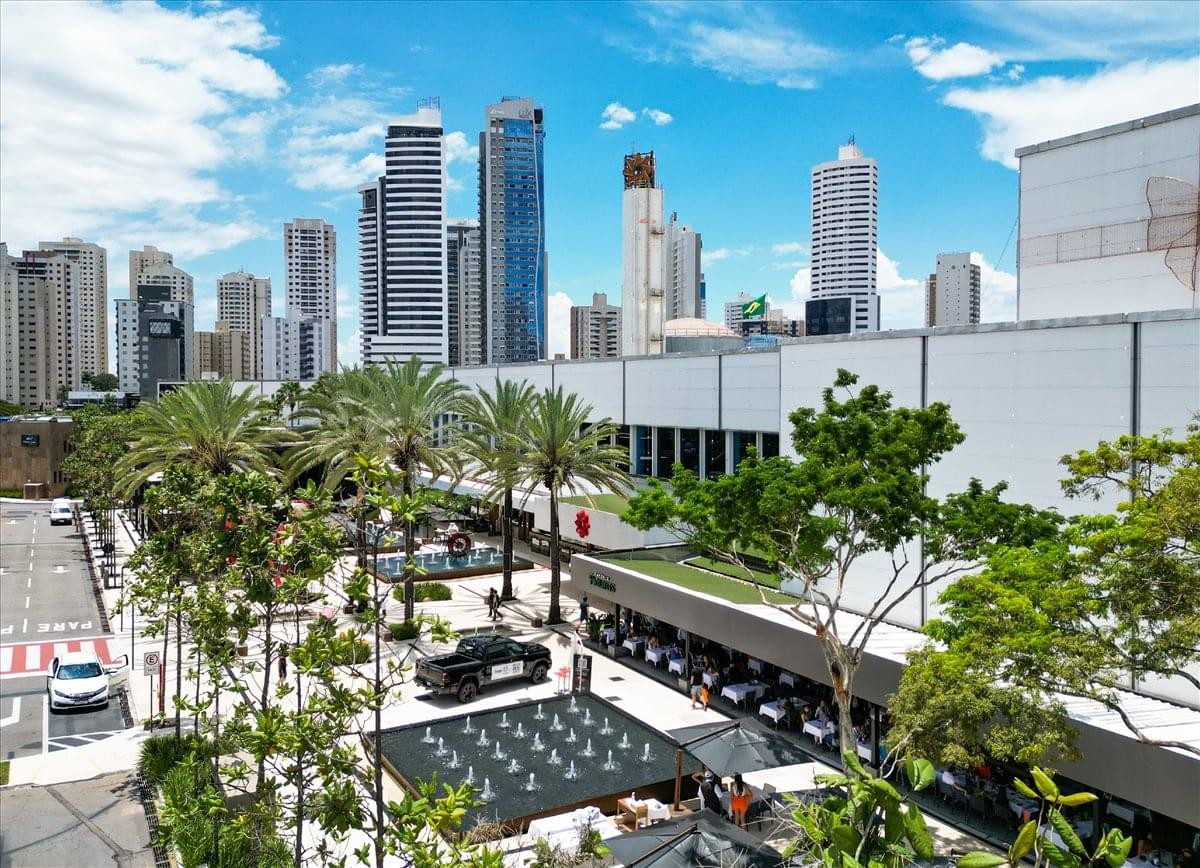 Exterior view of the Flamboyant, Avenida Deputado Jamel Cecílio, 3300 building and skyline.