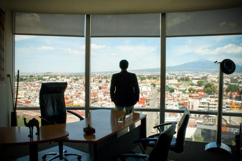 Executive office at Hotel Holiday Inn, Boulevard Hermanos Serdán No. 45 with a panoramic city view.