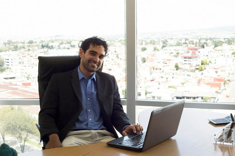 Modern executive suite at Hotel Holiday Inn, Boulevard Hermanos Serdán No. 45 with city views.