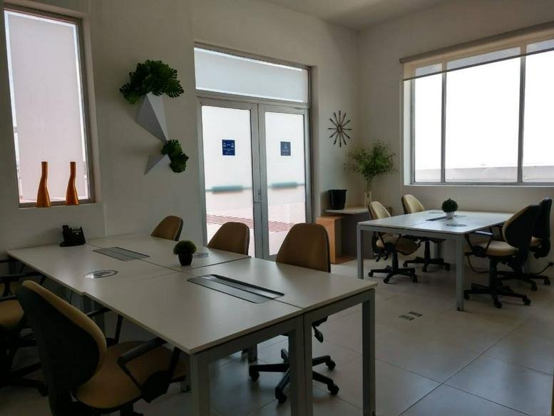 Bright conference room at Hotel Holiday Inn, Boulevard Hermanos Serdán No. 45.