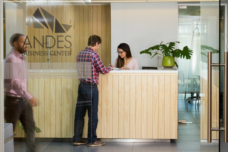 A modern reception area at La Concepción 191, piso 6, Santiago with wooden paneling and a branded front desk.