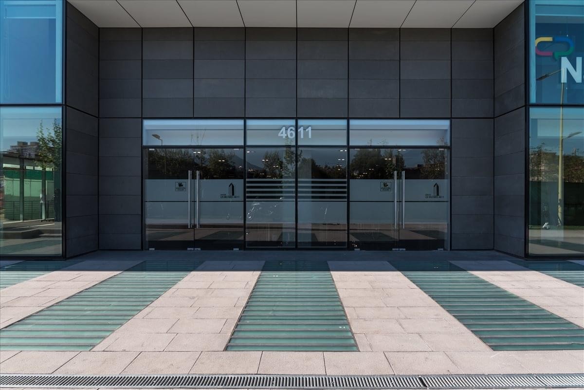 Ground floor exterior entrance of the modern building at 7th Floor, Los Militares 4611.
