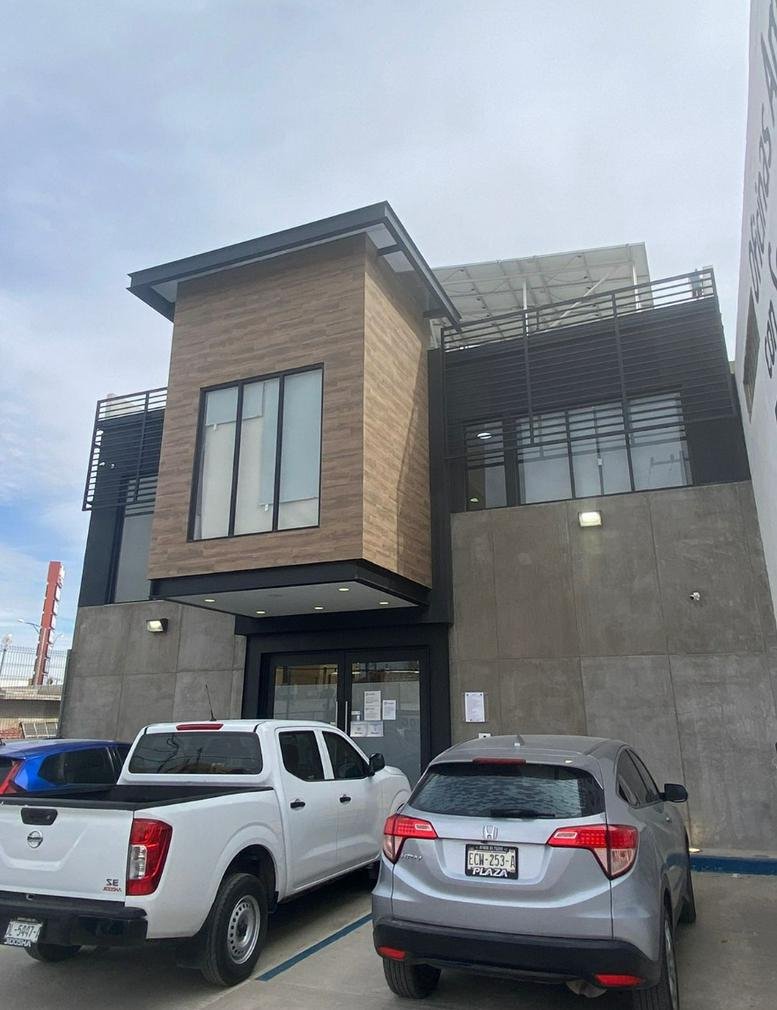 Exterior view of the modern two-story building at Manzaneros 1918 Col, Sandra Lucía.