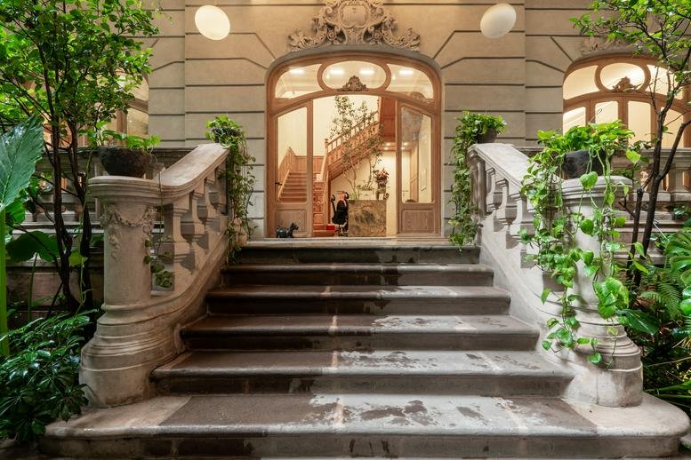 Exterior entrance and stone steps at Nápoles 47, col. Juárez, del. Cuauhtemoc, Mexico City.