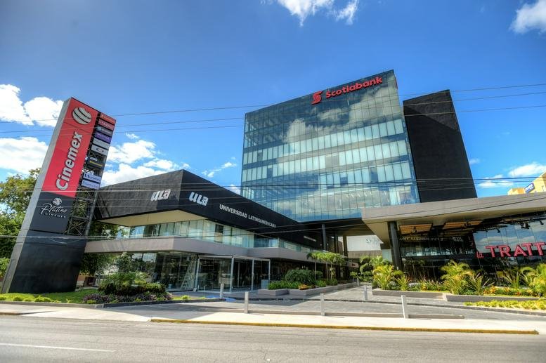 Modern glass exterior of the mixed-use building at 1015 Paseo de la Reforma, Mexico City.