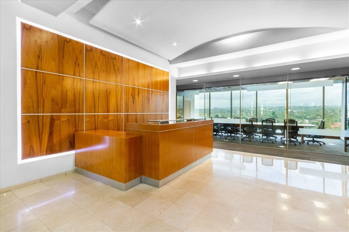 Polished reception area at 10th & 12th Floor, Avila Camacho No. 36, Colonia Lomas de Chapultepec, Mexico City.