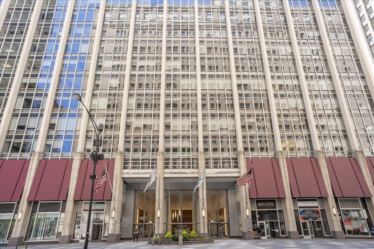 Exterior view of the towering West Jackson Center, Suite 1700, 111 W. Jackson Blvd with its classic facade.