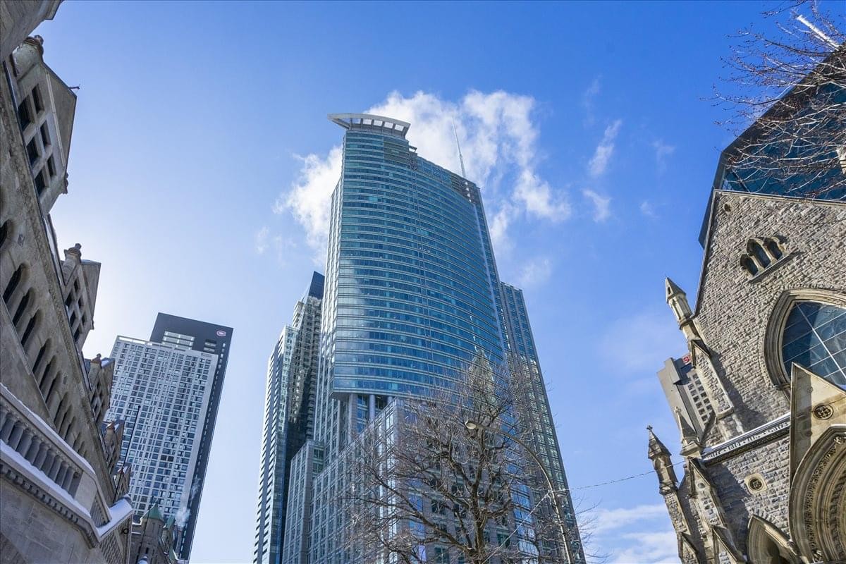 Exterior view of the modern glass skyscraper at 1250 Rene Levesque Boulevard West.