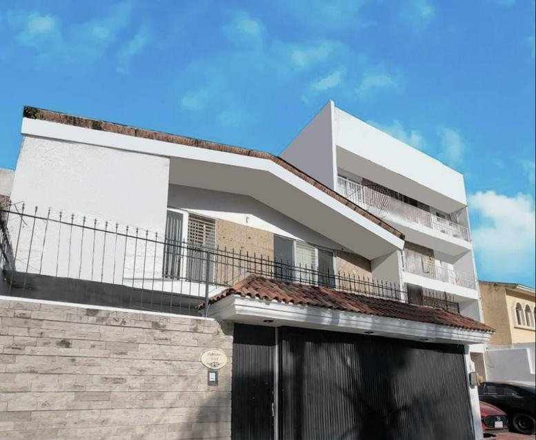 Exterior view of the white multi-level office building at Calle Labrador, Providencia, Guadalajara.