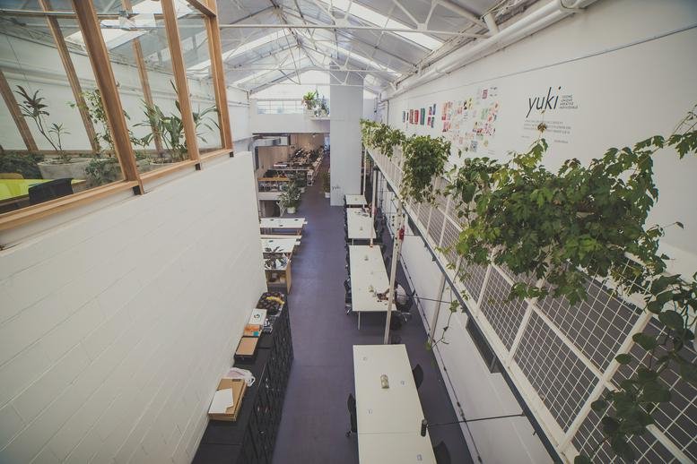 High-angle view of the spacious open-plan industrial workspace at 2133 Avenida Dorrego.