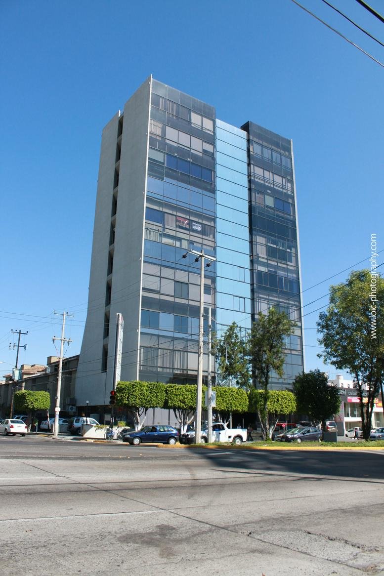 Exterior view of the multi-story glass-facade building at 2798 Avenida México, 5to Piso.