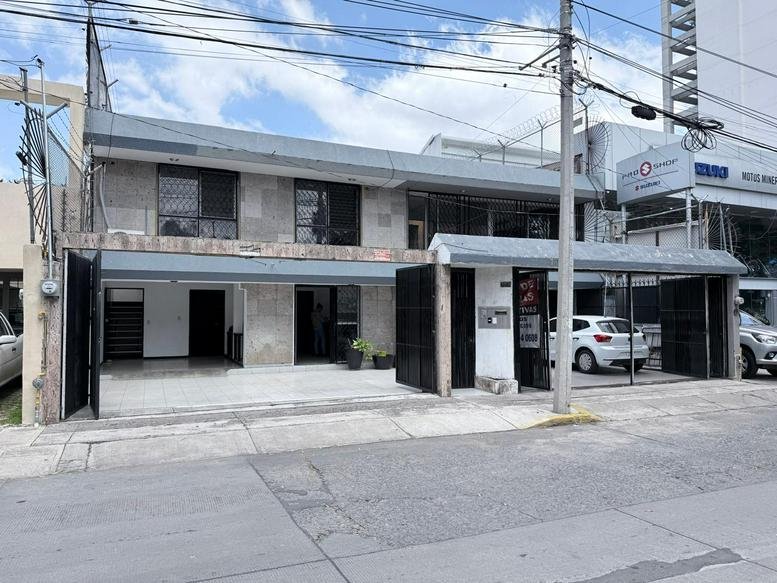 Exterior view of the office building at Avenida Ignacio L Vallarta, Providencia, Guadalajara.