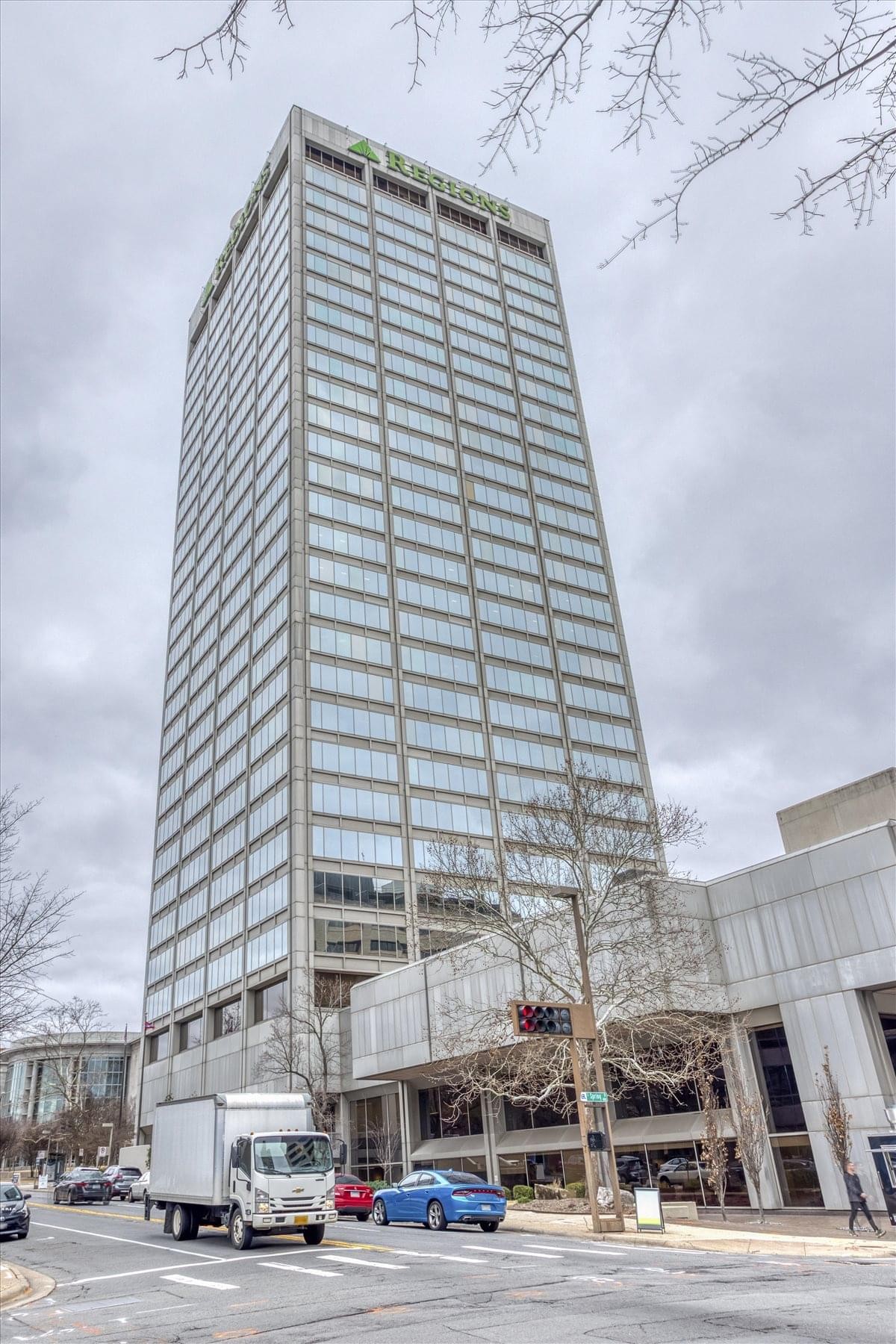 Lush outdoor courtyard with seating areas and mature trees at 400 West Capitol Avenue.