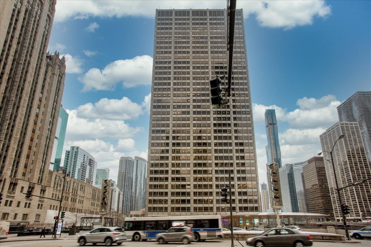 Exterior view of the towering skyscraper at 401 North Michigan Avenue.