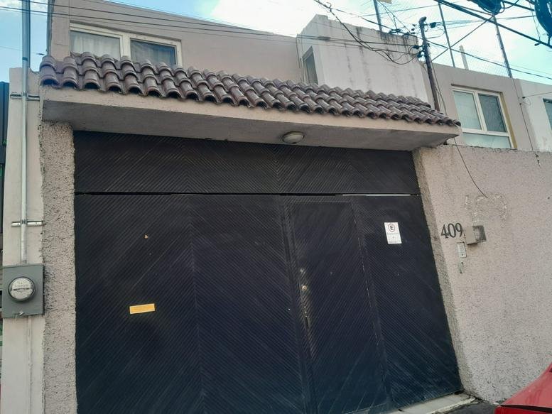 Street entrance facade of the Providencia Business Center, Leon de los Aldama with dark gated access.