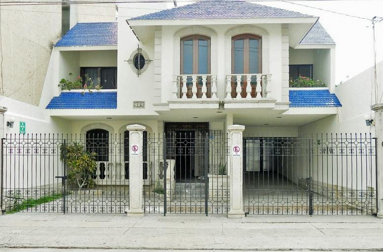 Exterior view of the white facade and blue-tiled accents at Farallón Business Center, Providencia.