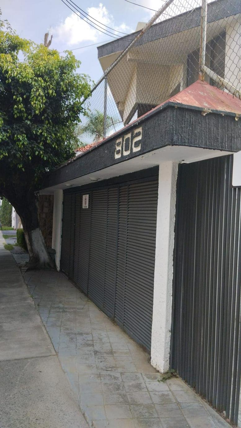 Exterior view of the Avenida Guadalupe, Providencia, Zapopan building entrance with gated access.