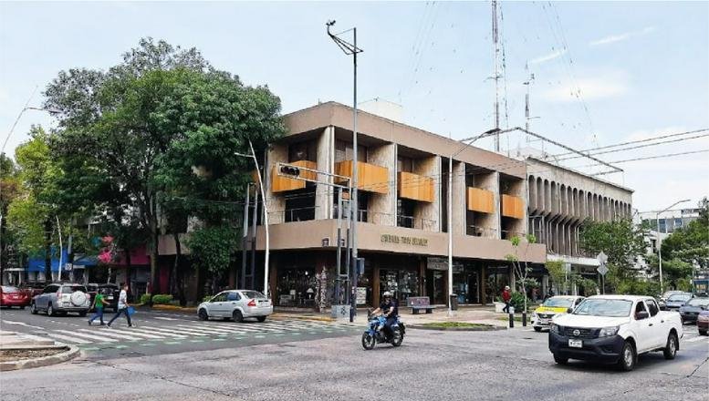 Exterior view of the multi-story commercial building at Calzada del Federalismo Norte, Providencia.