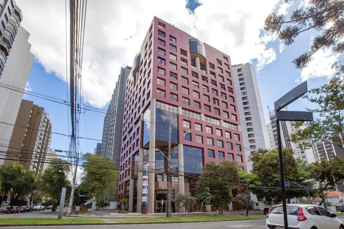 Exterior view of the red-toned facade of the Jatobá Business Center.