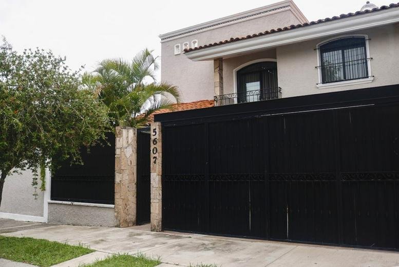 Exterior facade and black gated entrance of the Claude Debussy Business Center, Providencia, Zapopan.