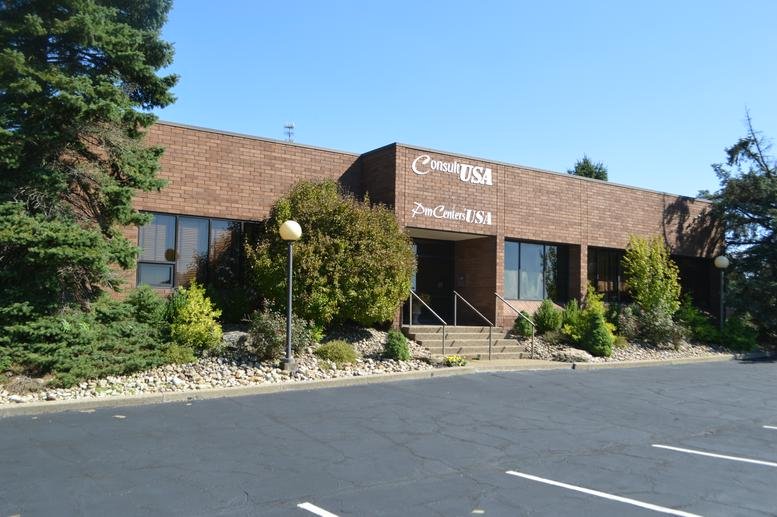 Exterior view of the brick-fronted Fox Chapel Executive Suites, Alpha Drive, Pittsburgh.