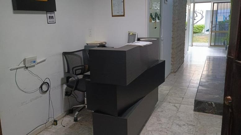 Modern charcoal grey tiered reception desk at Providencia Business Center, Zapopan.