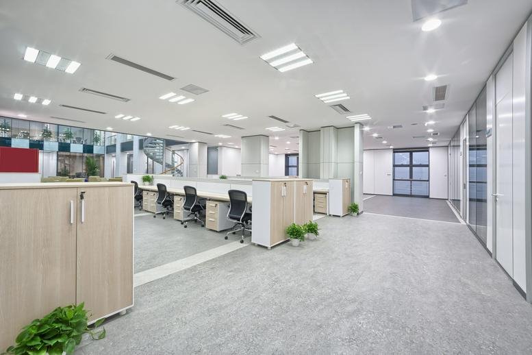 Spacious open-plan workspace at the Superior Building featuring bright lighting and rows of modern desks.