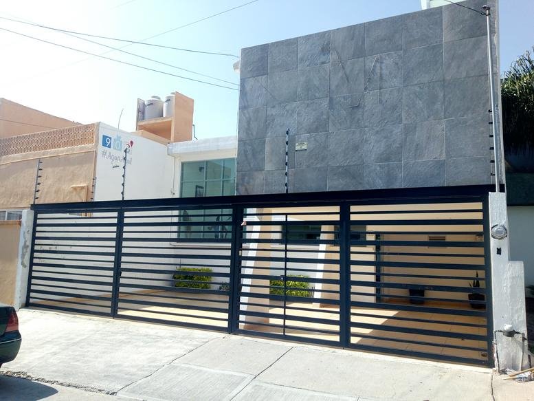 Exterior view of the Providencia Business Center, Leon de los Aldama featuring a modern facade and black gated entrance.