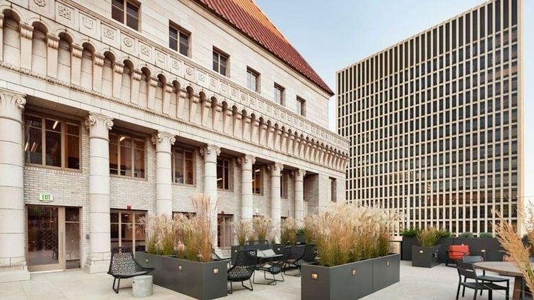 Exterior facade and outdoor terrace of 920 SW 6th Avenue, Portland (Oregon).