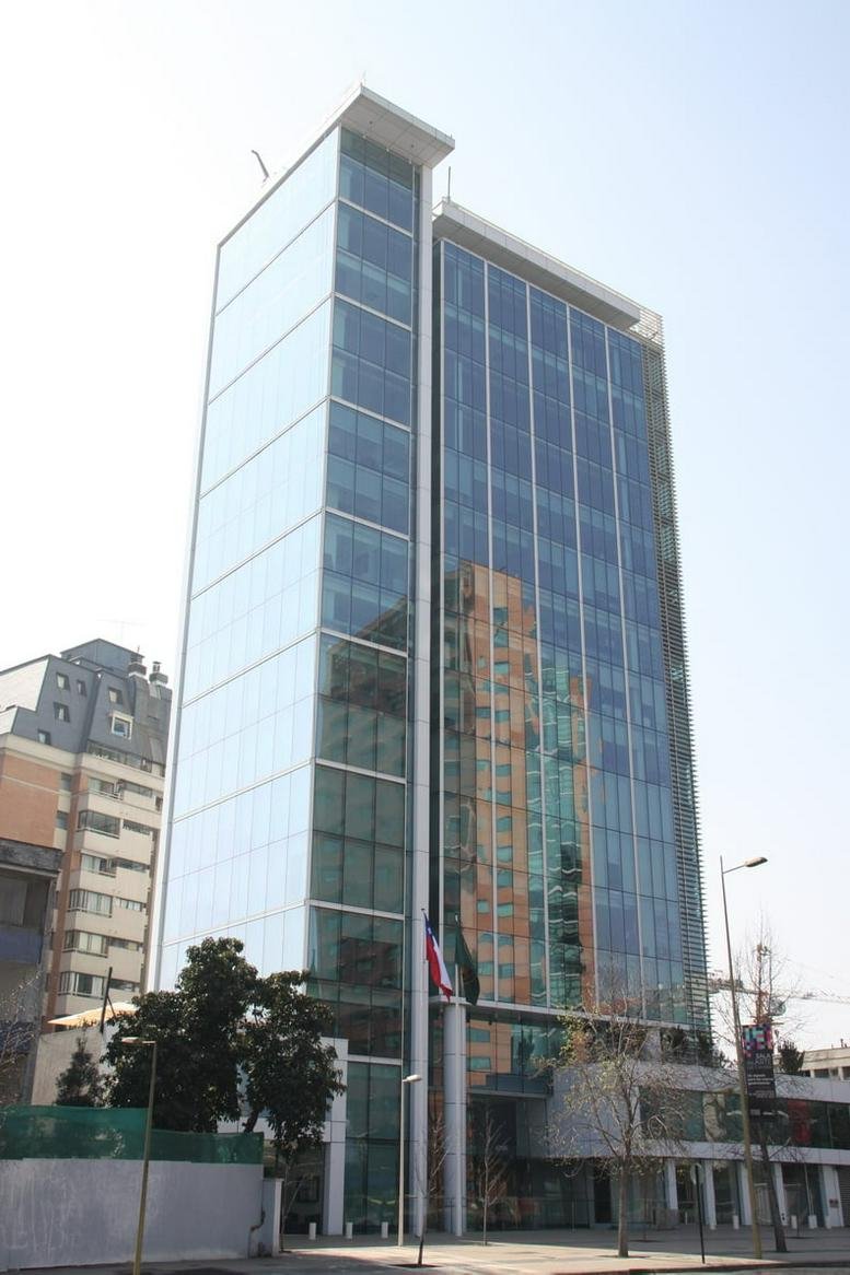 Exterior view of the glass-facade building at Apoquindo 4700 in Las Condes.