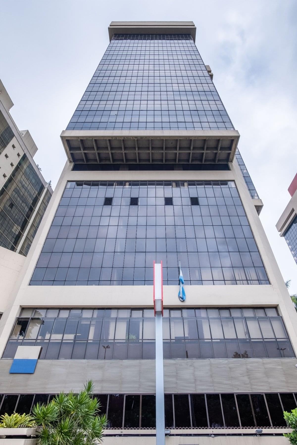 Exterior view of the high-rise Argentina Building at 228 Praia do Botafogo.