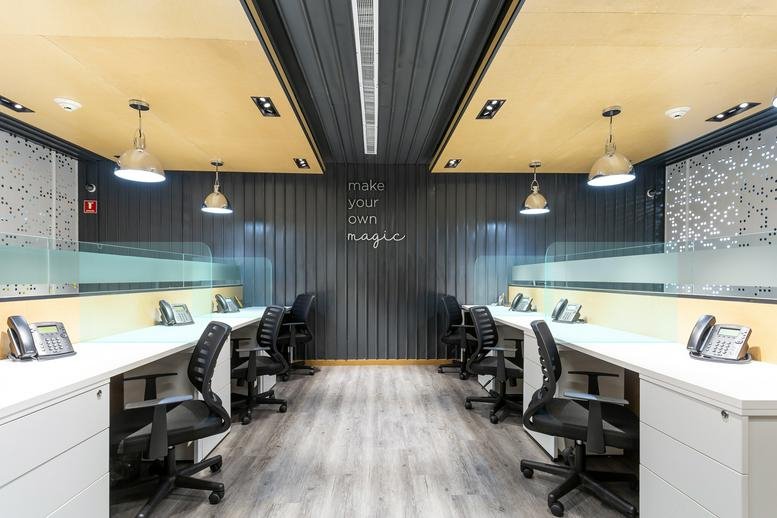 Symmetrical open-plan workspace at Av. Baja California 274, Piso 2, Colonia Hipodrómo Condesa.