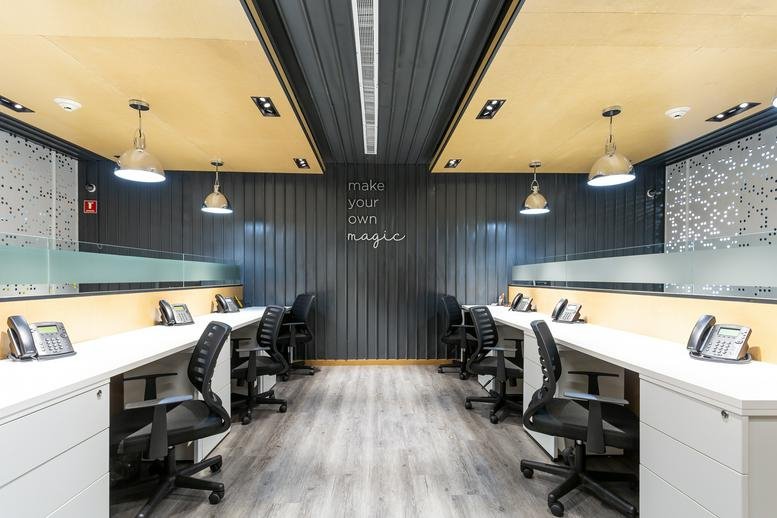 Professional workspace at Av. Baja California 274 featuring a symmetrical layout and warm overhead lighting.