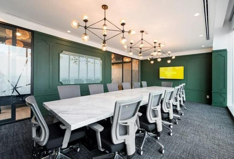 Executive boardroom at Av. Insurgentes Sur 1458, Pisos 19 y 20, Colonia Actipan, Mexico City with emerald green walls.