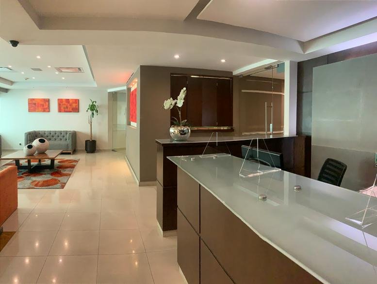 Spacious reception area at Av. Jesús del Monte No. 39 with lounge seating and modern front desk.