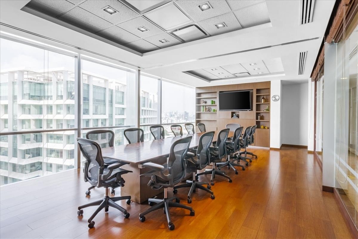Large conference room at Terret Polanco featuring a long wood table and city views.