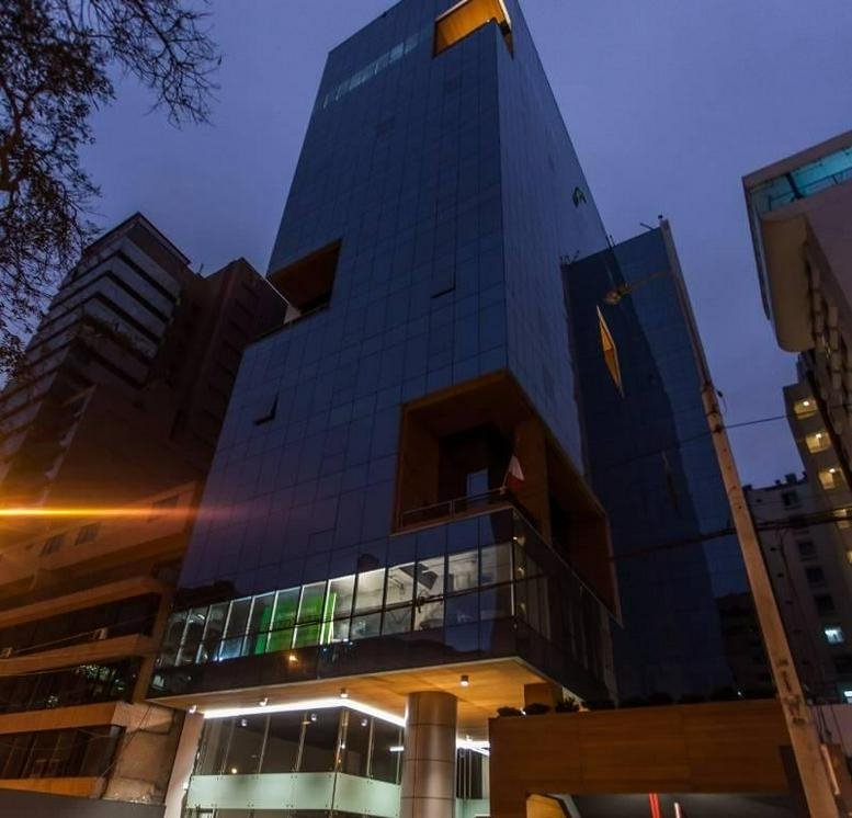 Exterior view of the modern glass-facade building at Av Pardo 434.