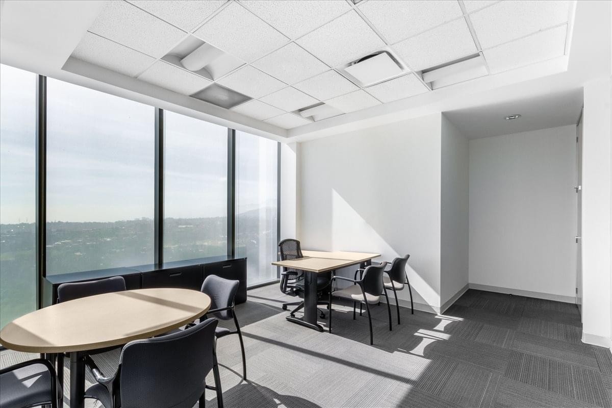Spacious corner office at Torre A, Piso 8, Av. Santa Fe 94 with floor-to-ceiling windows and city views.