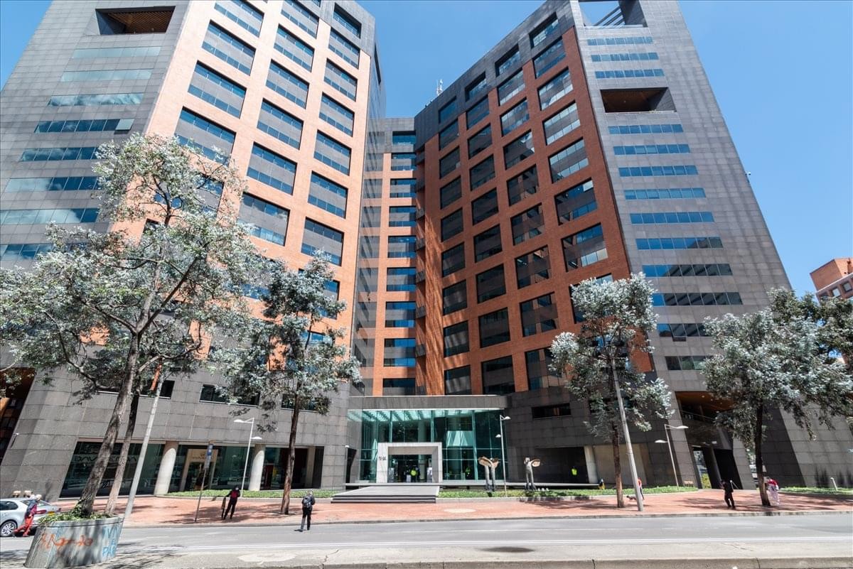 Exterior view of the Avenida de Chile Torre B office building with a modern glass and brick facade.