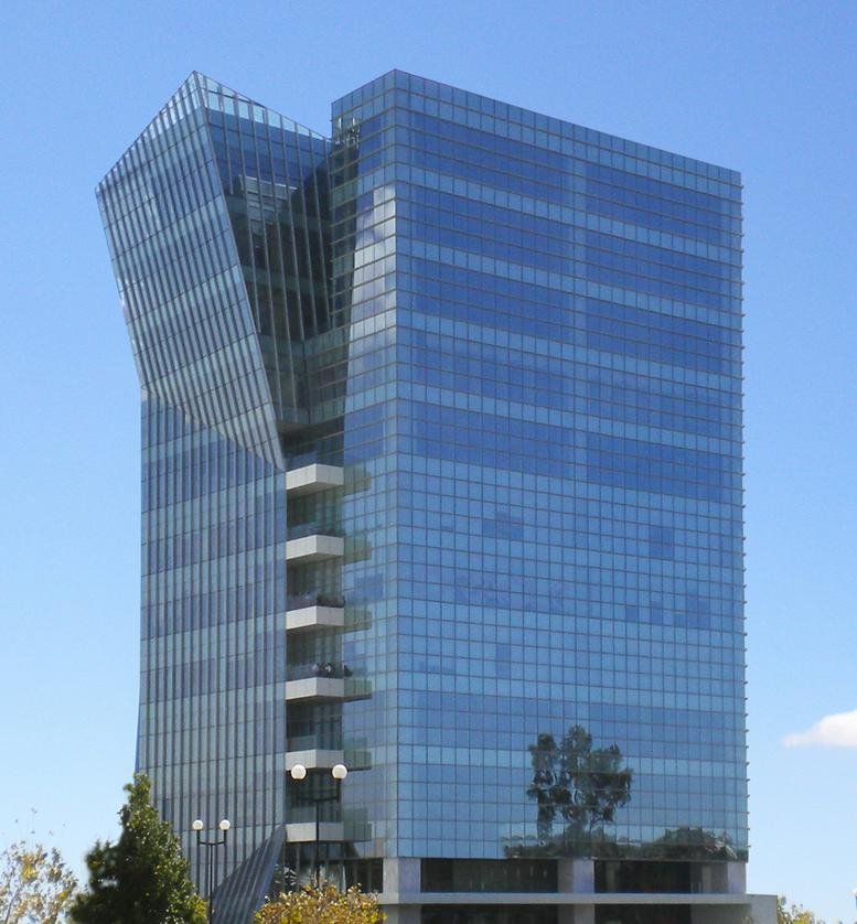 Exterior view of the modern glass-facade building at Avenida Empresarios No. 135 piso 7.